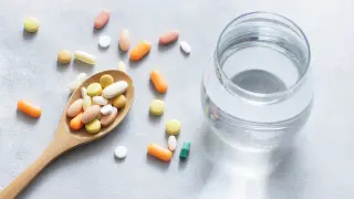 Pastillas con vaso de agua