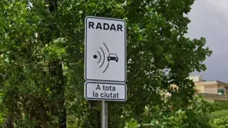 Una señala avisa de la presencia de un radar en Barcelona.