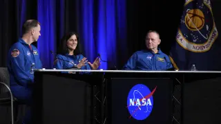 Los astronautas Nick Hague, Suni Williams y Butch Wilmore durante una rueda de prensa en Houston.