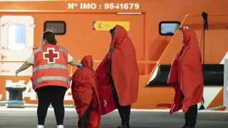 Migrantes a su llegada a las costas de Canarias este domingo.