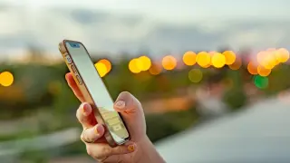 Una persona usando su teléfono móvil.
