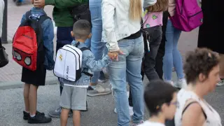 Varios niños esperan para entrar al colegio el primer día del curso escolar, a 9 de septiembre de 2024, en Madrid (España).