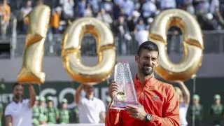Novak Djokovic celebra su título número 100