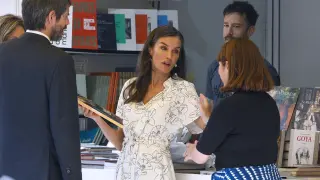 Doña Letizia ha sorprendido en el Parque de El Retiro con un estilismo protagonizado por un vestido camisero.