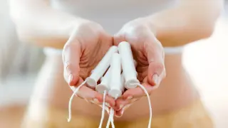 Tampones en las manos de una mujer.