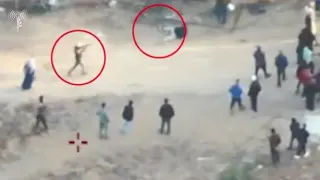 El Ejército israelí ha publicado este domingo un vídeo grabado con un dron en el que se puede ver a individuos lanzando piedras y disparando contra civiles que se dirigían a recoger la ayuda humanitaria saqueada de los camiones que entraron en la Franja de Gaza, en el sur del enclave palestino.