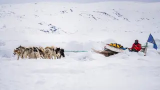 Manuel Calvo, líder de la expedición Desafío ártico, junto a su grupo de perros groenlandeses.