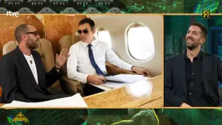 Jorge Ponce, en 'La Revuelta', bromeando con el avión Falcon del presidente Pedro Sánchez.