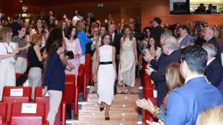 La reina entra en el salón de actos de la ciudad del Santander.
