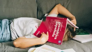 Una joven con un libro de gramática de español