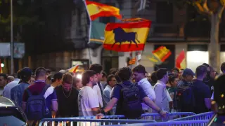 Cientos de personas piden la dimisión de Sánchez en Ferraz tras el informe de la UCO.