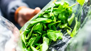 Siempre se recomienda lavar las verduras crudas antes de comerlas, aunque vengan en bolsa