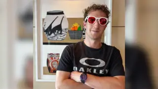 Mark Zuckerberg con las nuevas Meta Oakley HSTN Performance AI glasses