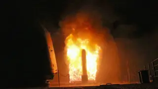 Imagen proporcionada por la Armada de EEUU que muestra el lanzamiento de un misil de ataque terrestre Tomahawk, en una imagen de archivo.