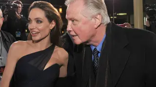 Angelina Jolie y Jon Voight en el estreno de 'En tierra de sangre y miel' en 2011