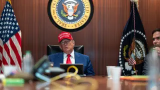 FOTODELDIA WASHINGTON (EE. UU.), 22/06/2025.- Una foto facilitada por la Casa Blanca muestra al presidente estadounidense Donald Trump en la Sala de Crisis de la Casa Blanca en Washington, D. C., EE. UU., el 21 de junio de 2025. Más tarde ese mismo día, el presidente Trump se dirigió a la nación sobre el bombardeo estadounidense de instalaciones nucleares en tres lugares de Irán: Fordow, Natanz e Isfahán. EFE/CASA BLANCA / -SOLO USO EDITORIAL/SOLO DISPONIBLE PARA ILUSTRAR LA NOTICIA QUE ACOMPAÑA (CRÉDITO OBLIGATORIO)-