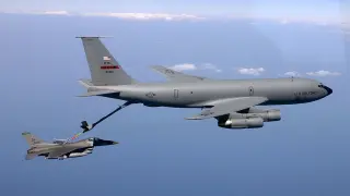 Imagen del avión cisterna KC-135 Stratotanker en pleno repostaje.