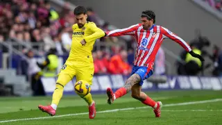Álex Baena, ante Rodrigo De Paul en un Atlético de Madrid - Villarreal.