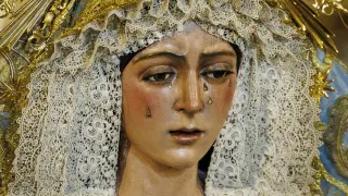 SEVILLA, 23/06/2025.- Los devotos de la Esperanza Macarena de Sevilla siguen divididos sobre el resultado de los trabajos que se han realizado a la imagen durante el fin de semana, que, aunque en principio parecían ceñidos a las pestañas colocadas a la imagen, al final creen que han ido más allá. EFE /Julio Muñoz