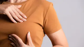 Sanidad ha documentado 102 casos de un cancer raro asociado a la colocacion de implantes mamarios.