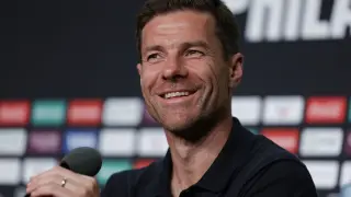 AME8605. FILADELFIA (ESTADOS UNIDOS), 25/06/2025.- El entrenador del Real Madrid, Xabi Alonso, habla durante una rueda de prensa este miércoles, en el Lincoln Financial Field, en Filadelfia (Estados Unidos). Alonso aseguró que Kylian Mbappé, que se quedó fuera de la lista para el partido de este jueves contra el Salzburgo, "no está lo suficiente recuperado" pese a haber entrenado con el grupo, y añadió que la decisión se tomó de acuerdo con el futbolista. EFE/André Coelho