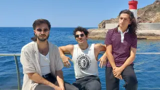 01/07/2025 Daniel Sánchez (guitarra), Jota Mercader (batería) y Antonio García, (cantante) durante el recorrido en catamarán por el puerto de Cartagena ESPAÑA EUROPA MURCIA CULTURA