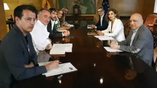 MADRID, 02/07/2025.- La vicepresidenta primera y ministra de Hacienda, María Jesús Montero (2d), y el ministro de la Presidencia, Justicia y Relaciones con las Cortes, Félix Bolaños (3d) (PSOE) se reúnen con el portavoz de Sumar y ministro de Cultura Ernest Urtasun (3i) y con otros miembros de Sumar, este miércoles en el Congreso de los Diputados en Madrid. EFE/Javier Lizón