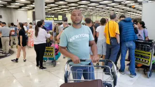 Uno de los pasajeros que ha vivido el colapso de Barajas