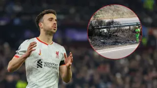 Diogo Jota, en una imagen de archivo; y el estado de su coche tras el accidente en el que ha fallecido.