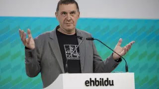 SAN SEBASTIÁN, 03/07/2025.- El coordinador general de EH Bildu, Arnaldo Otegi, ha comparecido este jueves en San Sebastián para presentar un análisis de la situación política. EFE/Javier Etxezarreta
