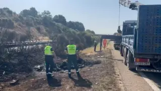 ZAMORA, 03/07/2025.- Momento en el que es retirado el vehículo en el que viajaban el futbolista portugués del Liverpool Diogo Jota y su hermano, el también futbolista André Filipe, que quedó calcinado en la mediana tras salirse de la vía en la Autovía Rías Bajas (A-52) en Cernadilla (Zamora, España). EFE/ Subdelegación del Gobierno en Zamora -SOLO USO EDITORIAL/SOLO DISPONIBLE PARA ILUSTRAR LA NOTICIA QUE ACOMPAÑA (CRÉDITO OBLIGATORIO)-