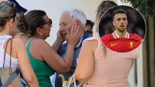 El abuelo de Diogo Jota, consolado en la capilla ardiente para despedir al futbolista y su hermano André Silva.