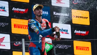 El piloto Borja Gómez celebra una de sus últimas victorias.