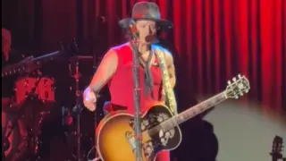 Enrique Bunbury, durante su concierto en Quito, que paró para reprender a un fan.