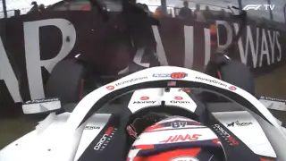 Bearman se estampa entrando al pit lane en Silverstone.