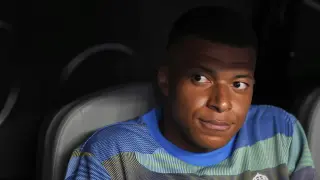 Kylian Mbappé, en el banquillo tras regresar de su baja por gastroenteritis.