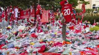LIVERPOOL (United Kingdom), 10/07/2025.- Tributes to soccer player Diogo Jota at Anfield, the home of Liverpool FC in Liverpool, Britain 10 July 2025. Jota died in a car accident in Spain together with his brother Andre Silva on 03 July 2025. (España, Reino Unido) EFE/EPA/PETER POWELL .