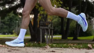 Decathlon entra al segmento de las zapatillas con placa de carbono con su propio modelo.