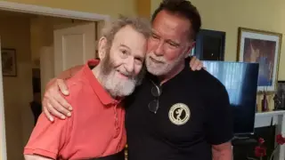 Schwarzenegger y su emocionante reencuentro con el director de 'Conan el bárbaro', enfermo de cáncer