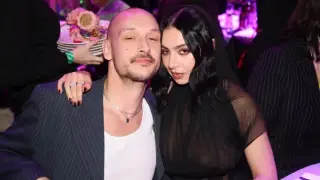 Charli XCX y George Daniel, batería de The 1975, en una imagen de archivo.