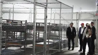 El presidente de EEUU, Donald Trump, el gobernador de Florida, Ron DeSantis, y la secretaria de Seguridad Nacional, Kristi Noem, en 'Alligator Alcatraz' el 1 de julio.