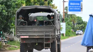 Prasat District (Thailand), 24/07/2025.- An army truck transports troops amid clashes between Thai and Cambodian soldiers along the disputed border in Prasat district, Surin province, Thailand, 24 July 2025. According to the Ministry of Public Health, at least 12 people were killed and 35 injured after armed clashes erupted along the disputed border, with both Thailand and Cambodia accusing each other of initiating the exchange amid escalating tensions. (Camboya, Tailandia) EFE/EPA/KAIKUNGWON DUANJUMROON