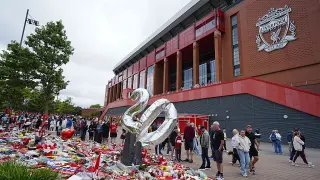 Anfield, totalmente inundado de flores y detalles para homenajear a Diogo Jota.