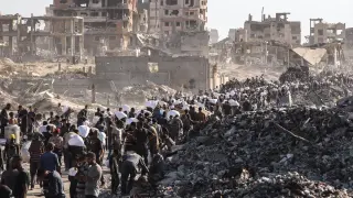 Palestinos se reúnen en un centro de distribución de ayuda cerca del cruce fronterizo de Zikim, el 3 de agosto de 2025.