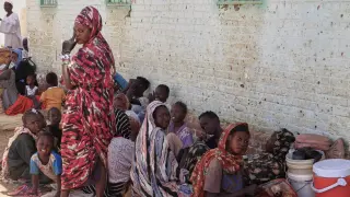 Familias sudanesas desplazadas se refugian en una escuela tras ser evacuadas por el ejército sudanés de zonas que antes controlaban las Fuerzas de Apoyo Rápido paramilitares en Omdurman, Sudán, el 23 de marzo de 2025.