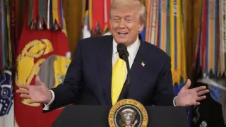 El presidente Donald Trump pronuncia un discurso en un acto conmemorativo del Día Nacional del Corazón Púrpura en el Salón Este de la Casa Blanca, el jueves 7 de agosto de 2025, en Washington.