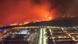 Las llamas muy cerca de las viviendas en Tres Cantos.