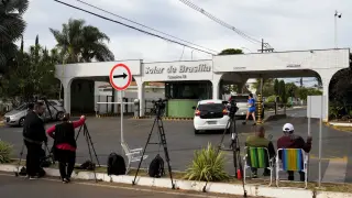 Miembros de la prensa se reúnen frente a la entrada del condominio donde el expresidente Jair Bolsonaro se encuentra bajo arresto domiciliario, en Brasilia, Brasil, el martes 5 de agosto de 2025.