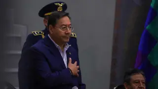 El presidente de Bolivia, Luis Arce, asiste a la posesión del nuevo alto mando militar este jueves, en el Palacio de Gobierno en La Paz (Bolivia). Arce posesionó al nuevo alto mando militar de las Fuerzas Armadas con la misión de "mantener la paz y la gobernabilidad" en el país, a tres días de realizarse las elecciones generales.
