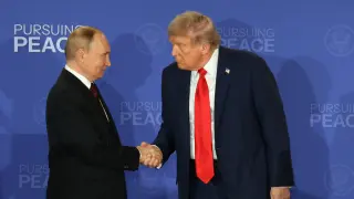 l presidente de Rusia, Vladimir Putin (i), y su homólogo de Estados Unidos, Donald Trump, se saludan al finalizar una declaración conjunta este viernes, en Anchorage.